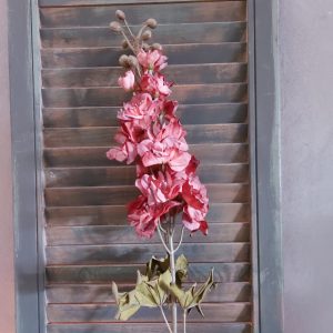 Ridderspoor zijdenbloem met een bloemtros in een warm roze kleur, van het merk Brynxz.