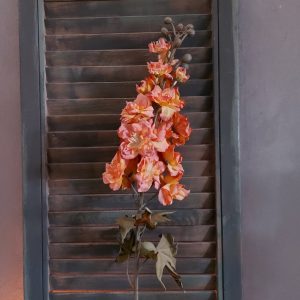 Ridderspoor zijdenbloem met een grote bloemtros in een warme koperkleur, van het merk Brynxz.