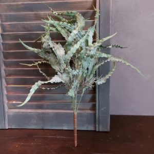 Eucalyptus kunstplant met lang spits gekarteld blad, van het merk Brynxz.