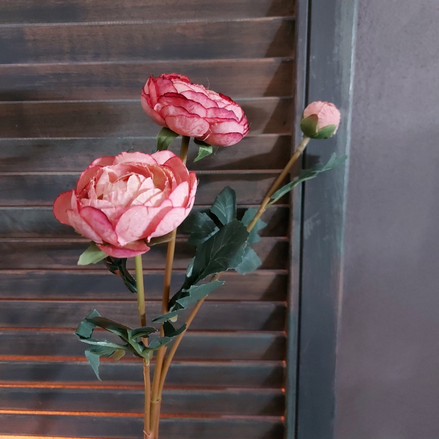 Pioenroos zijdenbloem met drie bloemen in een donker roze kleur, van het merk Brynxz.