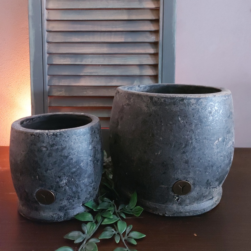 Set van twee aardewerk bloempotten in een stoere donkergrijze kleur, van het merk Brynxz uit de serie Basalt.