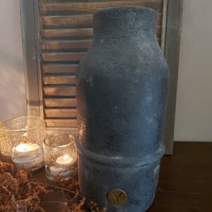 Vaas van aardewerk met reliëf in een donker grijze kleur, van het merk Brynxz uit de serie Stone Black.