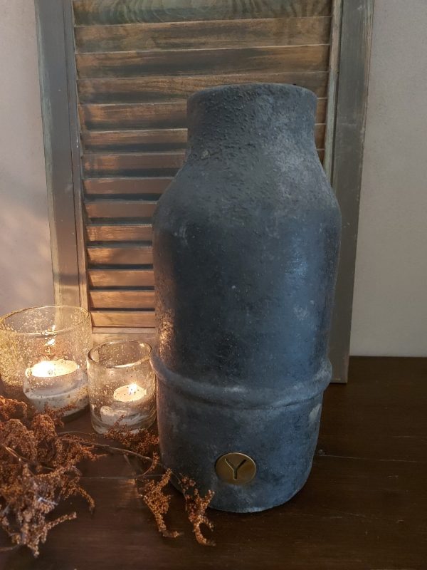 Vaas van aardewerk met reliëf in een donker grijze kleur, van het merk Brynxz uit de serie Stone Black.