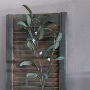 Twijg met zijden groene eucalyptus met witte vruchtjes, van het merk Countryfield.