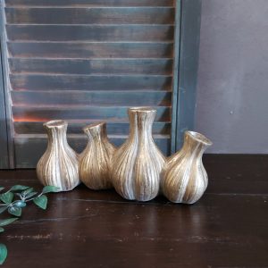 Tulpenvaas met vier vaasjes van aardewerk in een mat gouden kleur, van het merk Countryfield.
