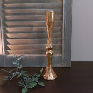 Metalen kandelaar voor een dinerkaars in een glanzend gouden kleur, van het merk Mansion Atmosphere.