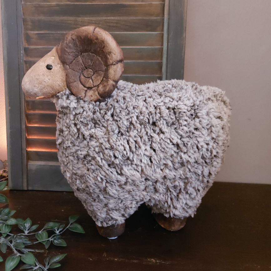 Decoratief beeld van een ram, gemaakt van Polystone en wollig textiel. Uit de voorjaars collectie van Mansion Atmosphere.