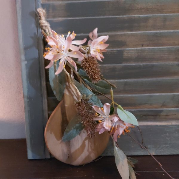 Toef van zijdenbloemen, opgebonden aan een plankje van Mangohout.