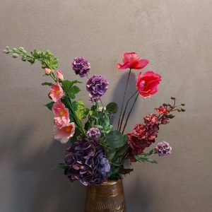 Compleet boeket zijden bloemen in roze en paarse kleurtinten. Exclusief verkrijgbaar bij Creatieve Decoraties voor Jou!