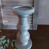 Baluster kandelaar van aardewerk in een beton grijze kleur, van het merk Brynxz uit de serie Majestic Vintage.