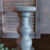 Baluster kandelaar van aardewerk in een beton grijze kleur, van het merk Brynxz uit de serie Majestic Vintage.