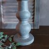 Baluster kandelaar van aardewerk in een beton grijze kleur, van het merk Brynxz uit de serie Majestic Vintage.