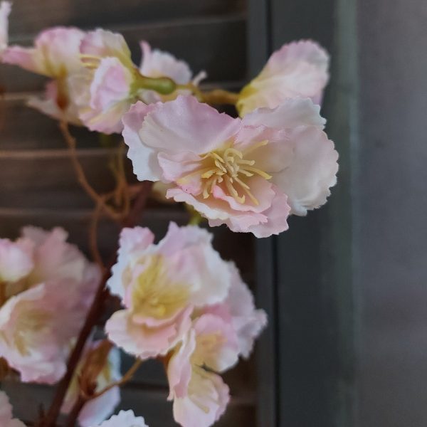 Twijg met roze kersenbloesem zijdenbloemen van het merk Countryfield.