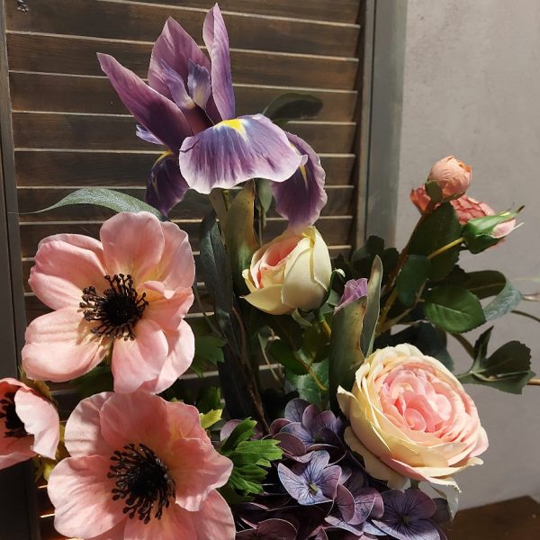 Compleet boeket zijdenbloemen in paarse en roze kleurtinten. Exclusief verkrijgbaar bij Creatieve Decoraties Voor Jou.