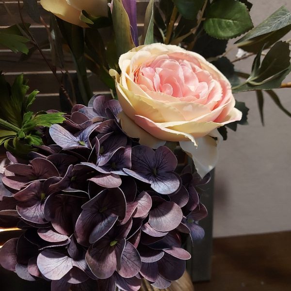 Compleet boeket zijdenbloemen in paarse en roze kleurtinten. Exclusief verkrijgbaar bij Creatieve Decoraties Voor Jou.