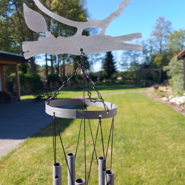 Windgong van metaal met 5 pijpjes, voorzien van een decoratieve vogel. Van het merk Countryfield.