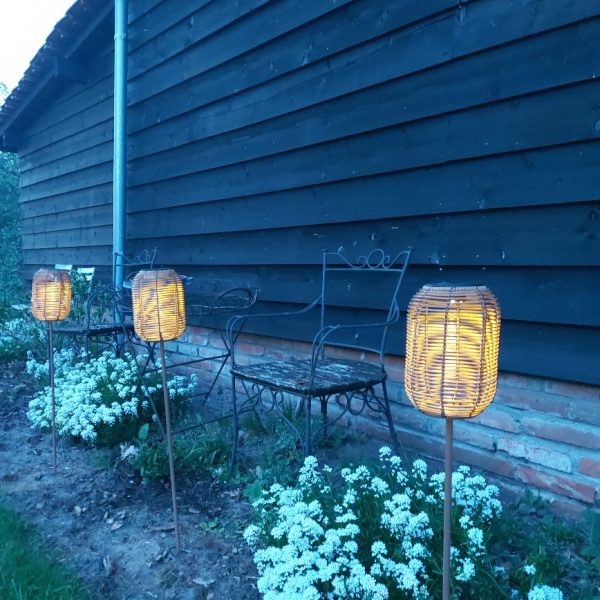 Buitenverlichting met een led lamp op zonne-energie met licht/donker sensor van het merk Countryfield.