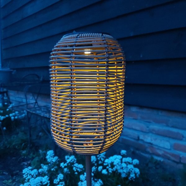 Buitenverlichting met een led lamp op zonne-energie met licht/donker sensor van het merk Countryfield.