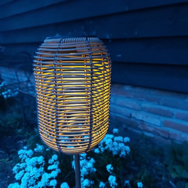 Buitenverlichting met een led lamp op zonne-energie met licht/donker sensor van het merk Countryfield.