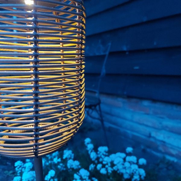 Buitenverlichting met een led lamp op zonne-energie met licht/donker sensor van het merk Countryfield.
