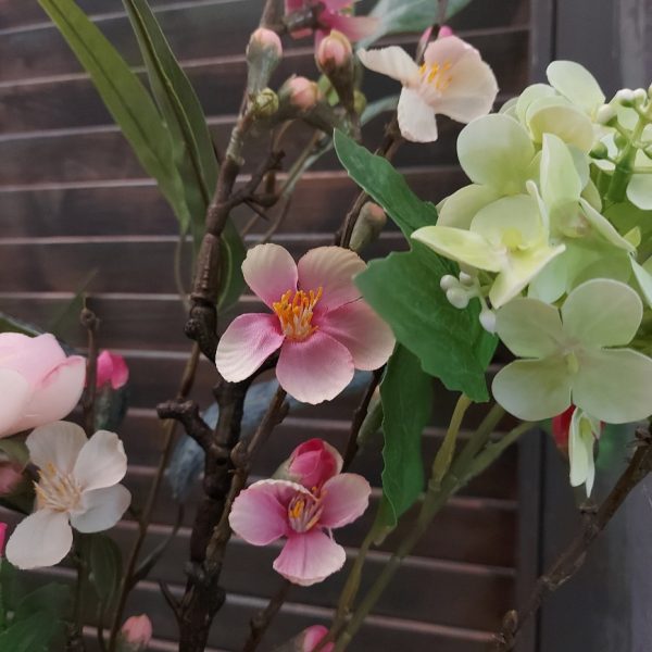 Boeket zijden bloemen in zachte lente kleuren. Exclusief verkrijgbaar bij Creatieve Decoraties voor Jou.