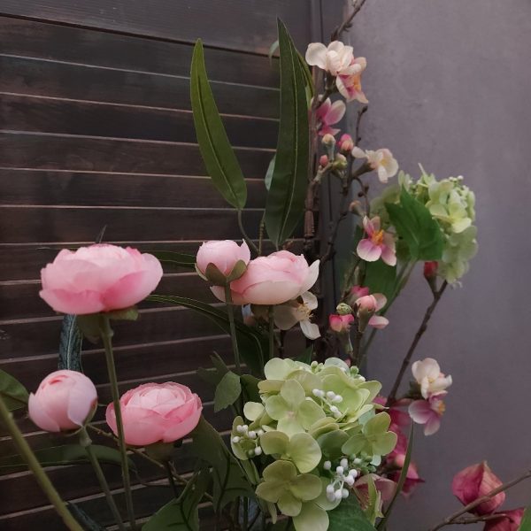 Boeket zijden bloemen in zachte lente kleuren. Exclusief verkrijgbaar bij Creatieve Decoraties voor Jou.
