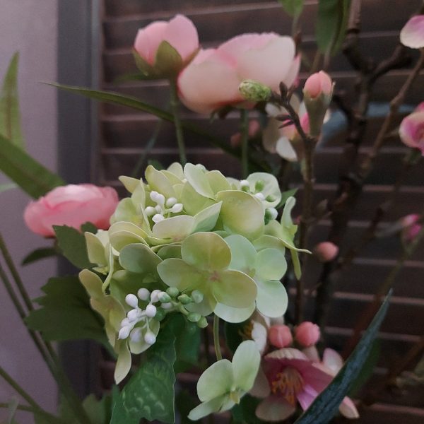Boeket zijden bloemen in zachte lente kleuren. Exclusief verkrijgbaar bij Creatieve Decoraties voor Jou.