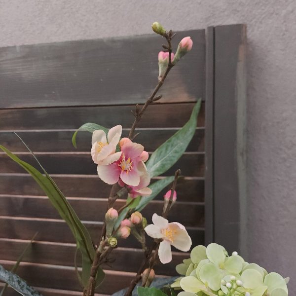 Boeket zijden bloemen in zachte lente kleuren. Exclusief verkrijgbaar bij Creatieve Decoraties voor Jou.
