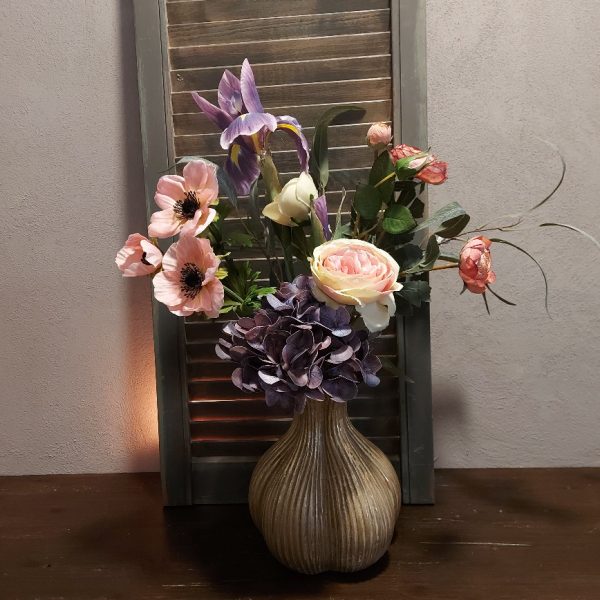 Compleet boeket zijdenbloemen in paarse en roze kleurtinten. Exclusief verkrijgbaar bij Creatieve Decoraties Voor Jou.