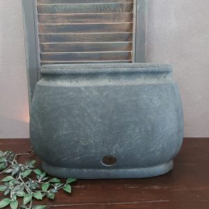 Ovale bloempot van aardewerk in een grijze beton kleur, van het merk Brynxz uit de serie Majestic Vintage.