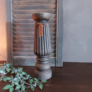 Baluster kaarsenstandaard van aardewerk in een warm bruine kleur voor een kaars van 7 cm, van het merk Brynxz.