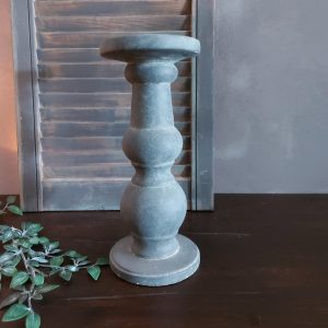 Baluster kandelaar van aardewerk in een beton grijze kleur voor een kaars van 10 cm, van het merk Brynxz uit de serie Majestic Vintage.