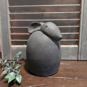 Haas van aardewerk in een antraciet grijze kleur, van het merk Brynxz uit de serie Ancient Soil.