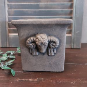 Vierkante bloempot van aardewerk met de kop van een ram, in een warm bruine kleur. De pot is van het merk Brynxz en komt uit de serie Majestic Brown.