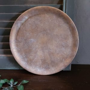 Platte schaal van aardewerk in zachte kleurtinten, van het merk Brynxz uit de serie Jewel.