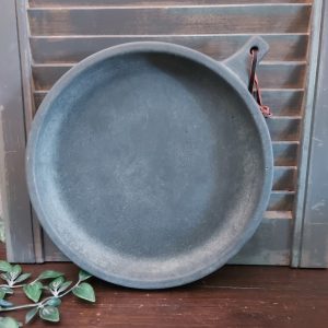 Platte schaal met een handvat van aardewerk in een grijze betonkleur, van het merk Brynxz uit de serie Majestic Vintage.