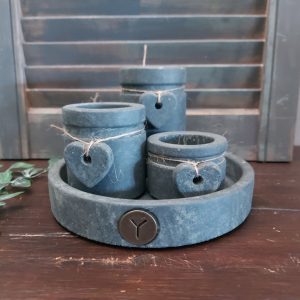 Complete set bestaande uit een schaal met drie sfeerlichtjes. Gemaakt van aardewerk en afgewerkt in een grijze beton kleur. Van het merk Brynxz uit de serie Majestic Vintage.