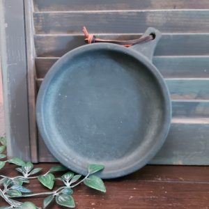 Platte schaal met een handvat van aardewerk in een grijze betonkleur, van het merk Brynxz uit de serie Majestic Vintage.