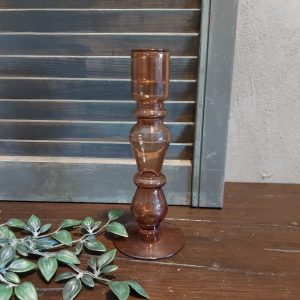 Kandelaar voor een dinerkaars gemaakt van glanzend bruin glas, van het merk Mansion Atmosphere.