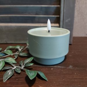 Led kaars met timer voor buiten gebruik in een zachte groen kleur, van het merk Mansion Atmosphere.