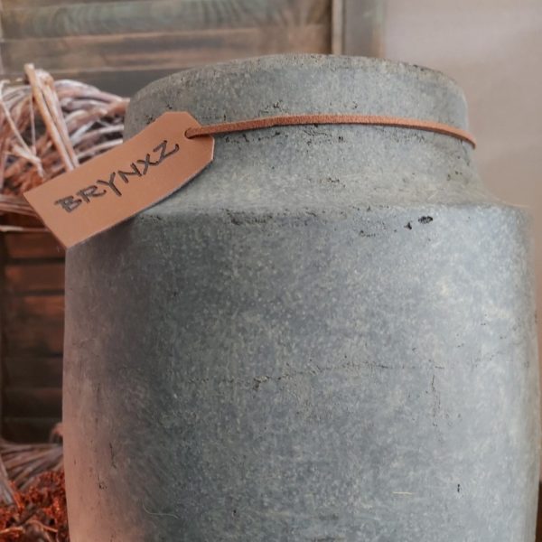 Pot van aardewerk in een grijze betonlook, van het merk Brynxz uit de serie Majestic Vintage.