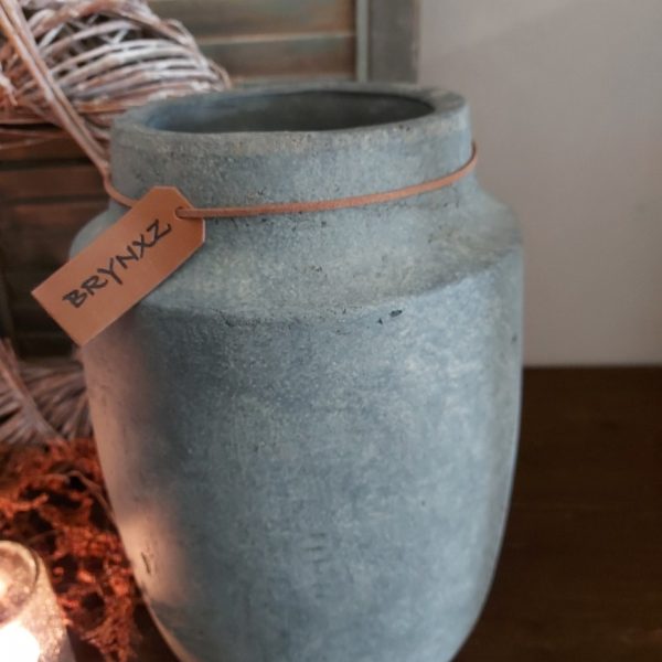 Pot van aardewerk in een grijze betonlook, van het merk Brynxz uit de serie Majestic Vintage.