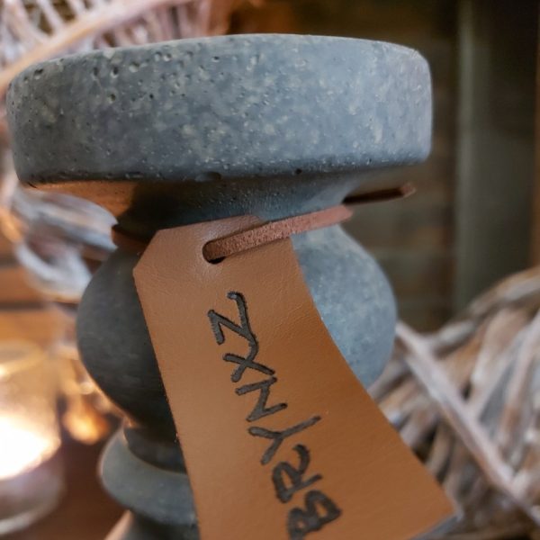 Kandelaar van aardewerk in een stoere betonkleur, voor een kaars van 5cm doorsnede. Van het merk Brynxz uit de serie Majestic Vintage.