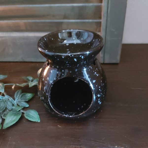 Brander van aardewerk in een zwarte kleur, voor het laten smelten van amberblokjes en geur wax.