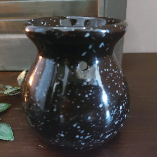 Brander van aardewerk in een zwarte kleur, voor het laten smelten van amberblokjes en geur wax.