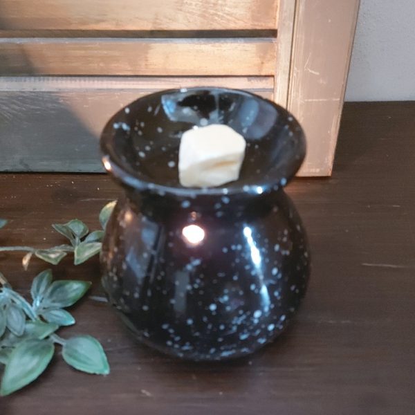 Brander van aardewerk in een zwarte kleur, voor het laten smelten van amberblokjes en geur wax.