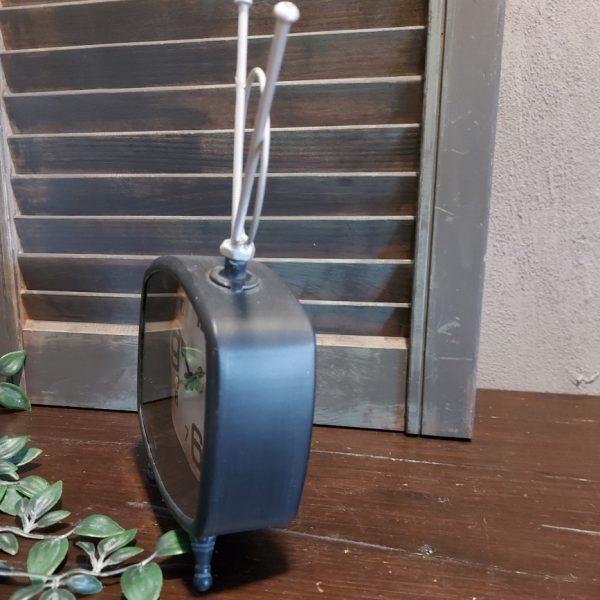 Tafelklok in het model van een retro tv, van het merk Countryfield.