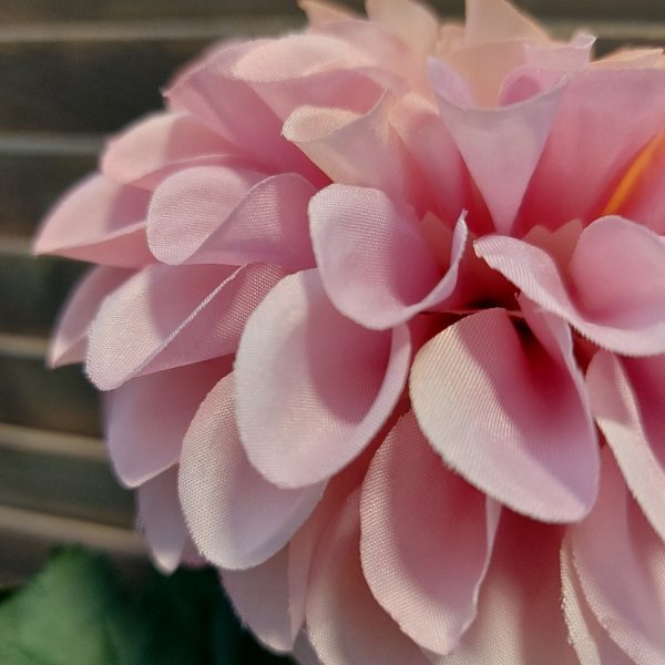 Roze Chrysant kunstbloem met een grote bloem, van het merk Brynxz.