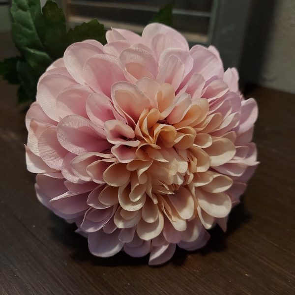 Roze Chrysant kunstbloem met een grote bloem, van het merk Brynxz.