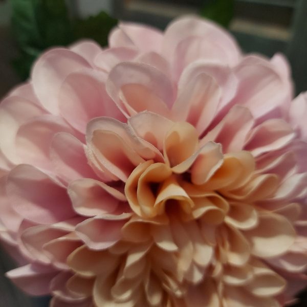 Roze Chrysant kunstbloem met een grote bloem, van het merk Brynxz.